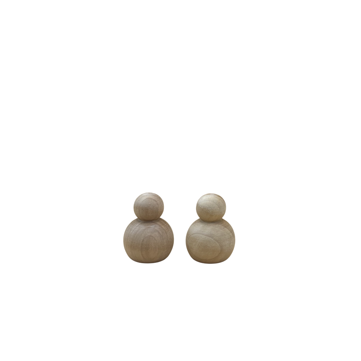 2 bolle houten poppetjes naast elkaar.