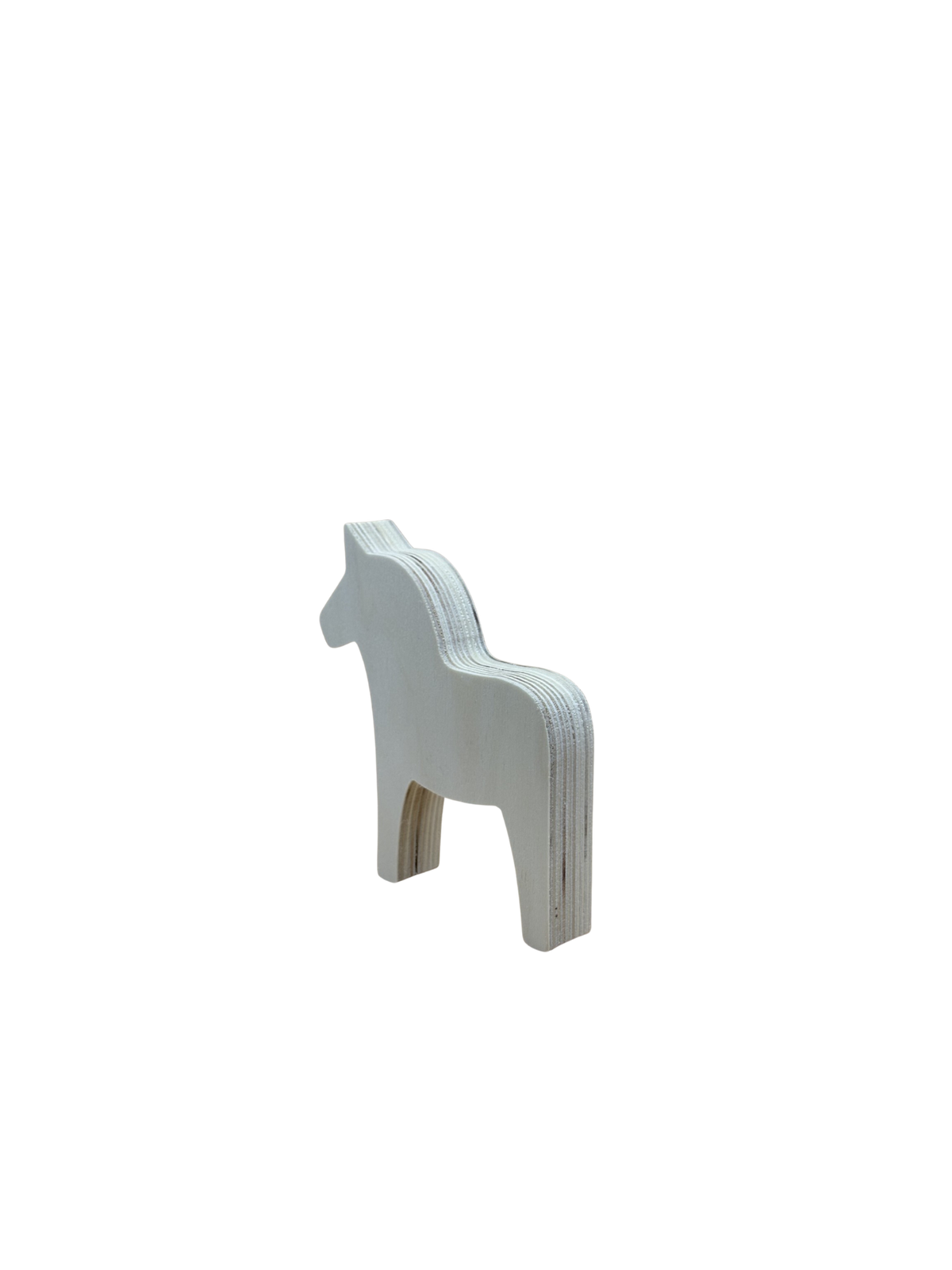 Licht bruin houten paard van schuinachter gefotografeerd.