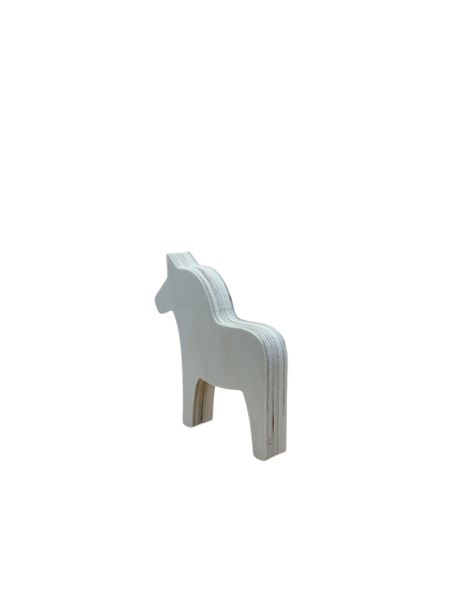 Licht bruin houten paard van schuinachter gefotografeerd.