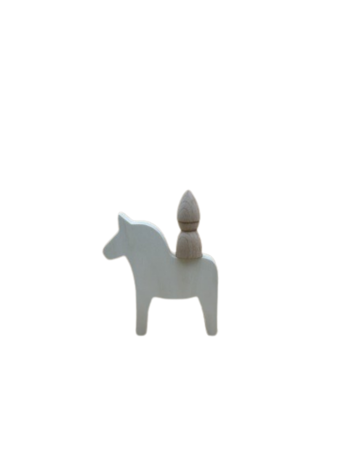 Licht bruin houten paard van de zijkant gefotografeerd met een onbeschilderd sinterklaas pegdoll er bovenop.