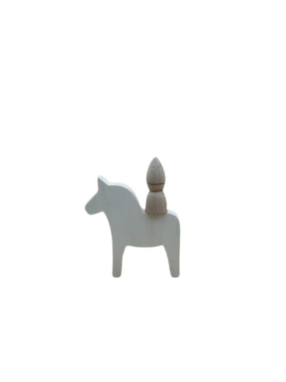 Licht bruin houten paard van de zijkant gefotografeerd met een onbeschilderd sinterklaas pegdoll er bovenop.