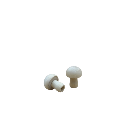 2 ronde houten paddenstoeltjes van circa 3 cm in naturel kleur, eentje staand en eentje liggend. 