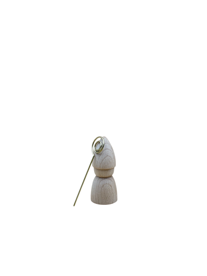 Klein gouden stafje van sinterklaas met een sinterklaas pegdoll erachter.