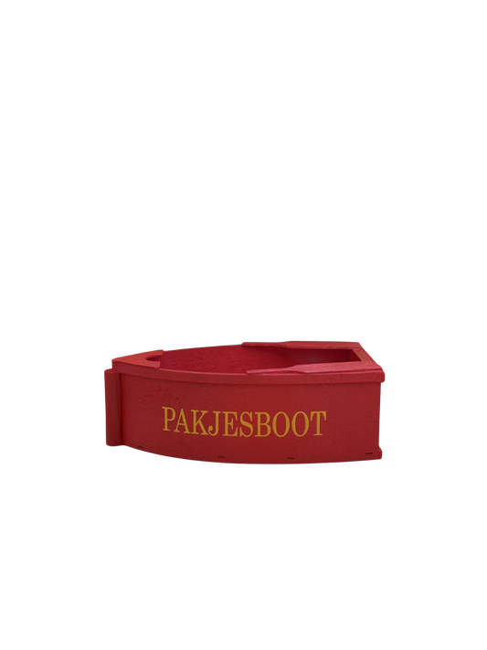 Rode pakjesboot geschilderd met de tekst: 'pakjesboot'. Van de zijkant gezien.