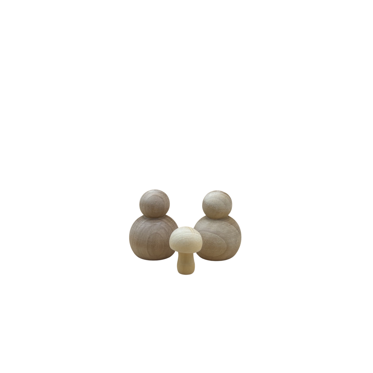 2 bolle houten poppetjes met een kleine paddenstoel ervoor.