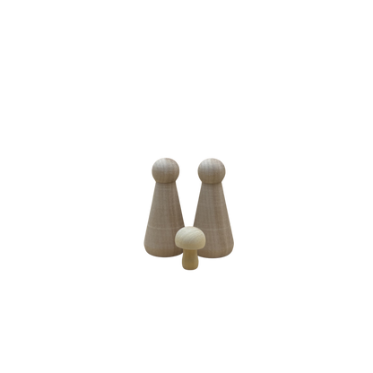 2 houten poppetje in kegelvorm van 8 cm met paddenstoel.
