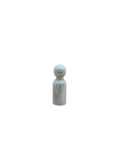 Afbeelding van 1 houten poppetje (pegdoll) met een gegraveerd superhelden masker en logo. 