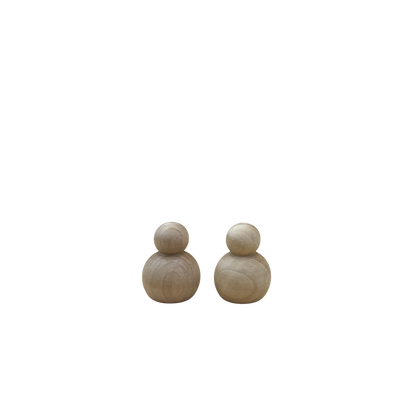 2 bolle houten poppetjes naast elkaar.