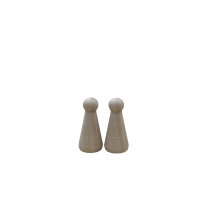 2 houten poppetje in kegelvorm van 8 cm.