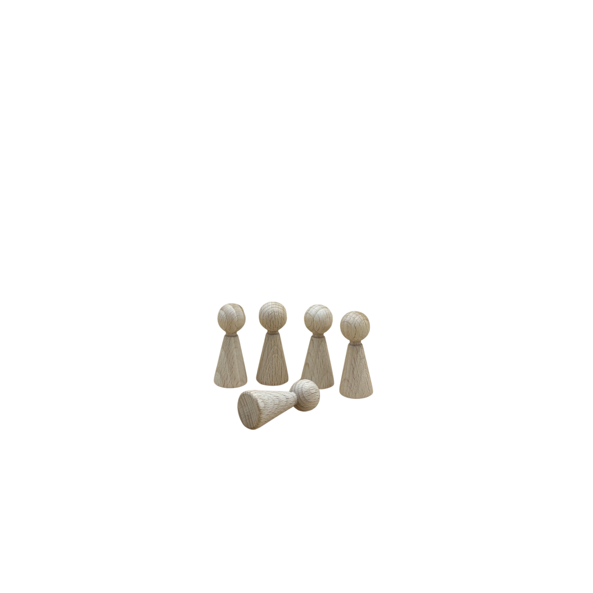Set van 5 kleine houten kegelpoppetjes (pionnen) waarbij 1 poppetje op de grond ligt.