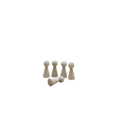 Set van 5 kleine houten kegelpoppetjes (pionnen) waarbij 1 poppetje op de grond ligt.