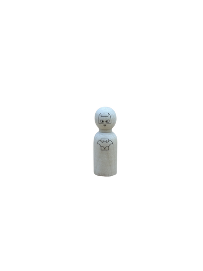Afbeelding van 1 houten poppetje (pegdoll) met een gegraveerd superhelden masker en logo. 
