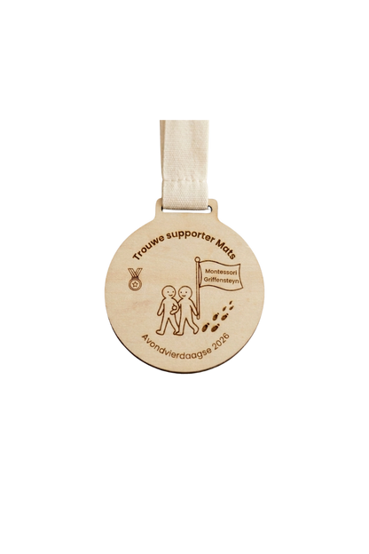 Gepersonaliseerde houten medaille met lint.