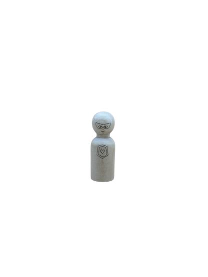 Afbeelding van 1 houten poppetje (pegdoll) met een gegraveerd superhelden masker en logo. 