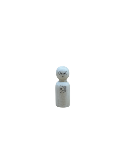 Afbeelding van 1 houten poppetje (pegdoll) met een gegraveerd superhelden masker en logo. 