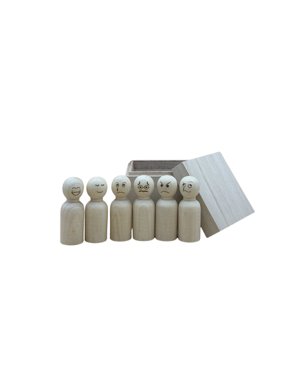 Set houten emotiepoppetjes met verschillende gezichtjes bij een ongegraveerd bewaardoosje.