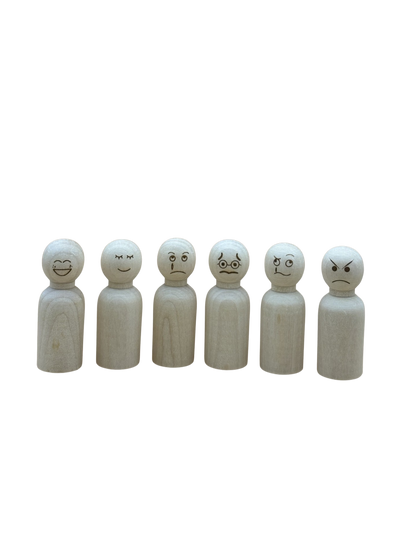 Set houten emotiepoppetjes met verschillende gegraveerde gezichtjes.