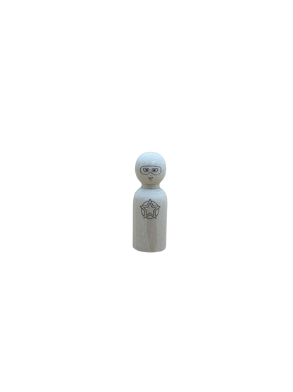 Afbeelding van 1 houten poppetje (pegdoll) met een gegraveerd superhelden masker en logo. 