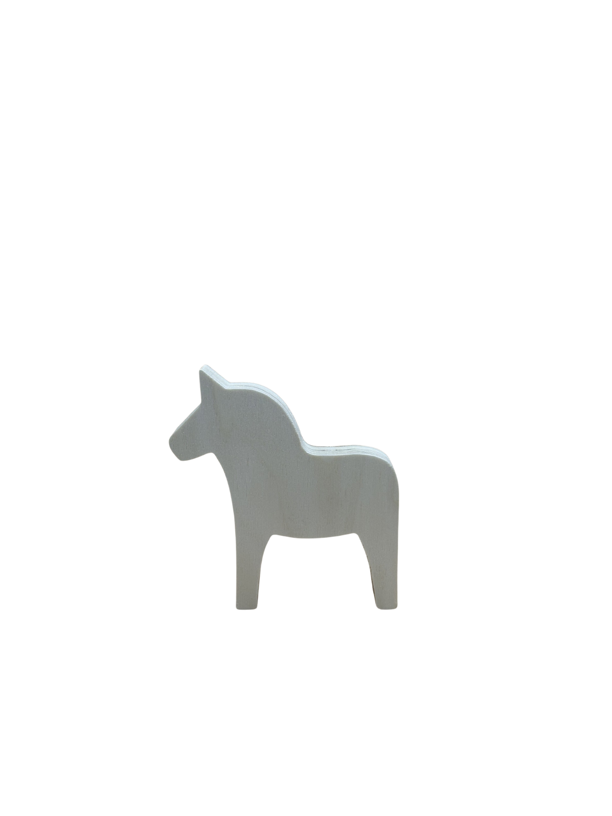Licht bruin houten paard van de zijkant gefotografeerd.