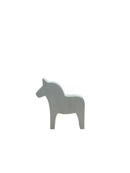 Licht bruin houten paard van de zijkant gefotografeerd.