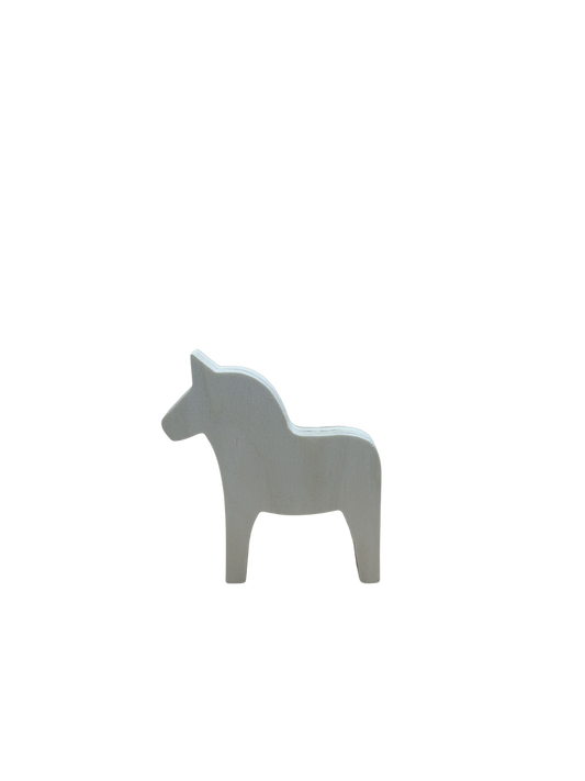 Licht bruin houten paard van de zijkant gefotografeerd.
