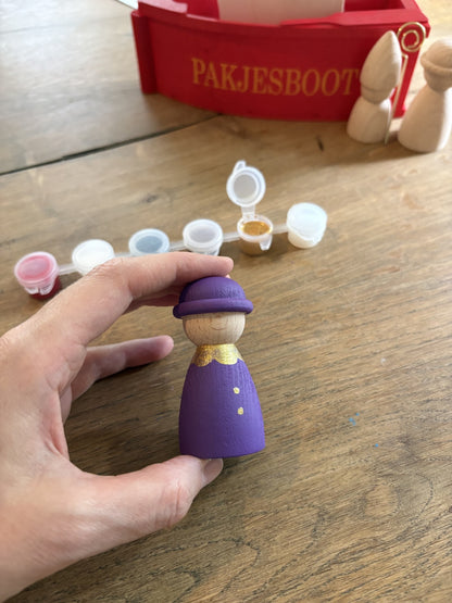 Paars pietje die wordt beschilderd als onderdeel van een DIY knutselset voor Sinterklaas.