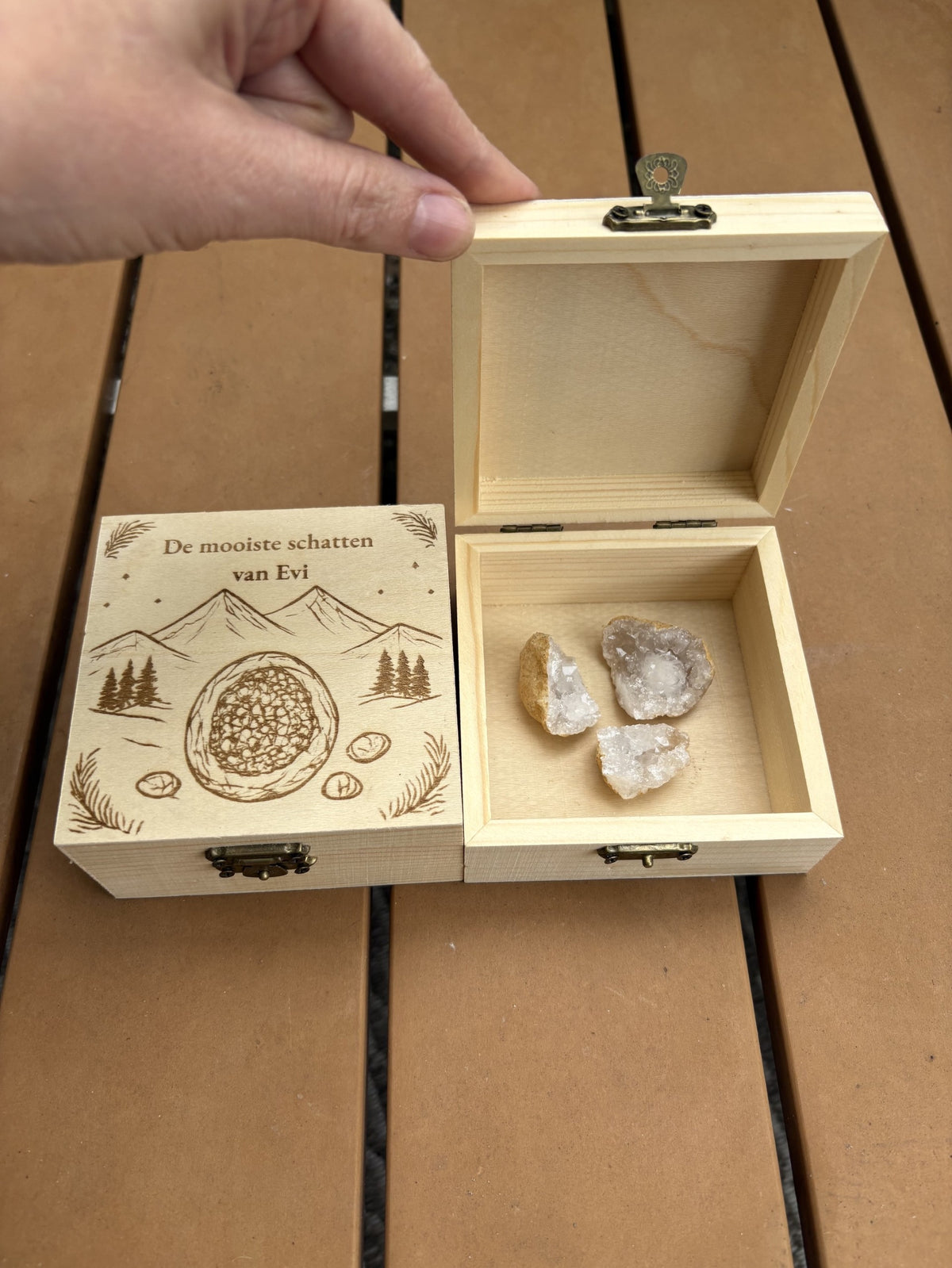 Foto van 2 gepersonaliseerde doosjes waarvan 1 open met opengebroken geode.