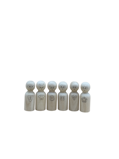 6 houten poppetjes (pegdolls) met gegraveerde maskers en logo's van superhelden. 