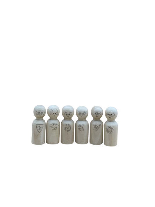 6 houten poppetjes (pegdolls) met gegraveerde maskers en logo's van superhelden. 