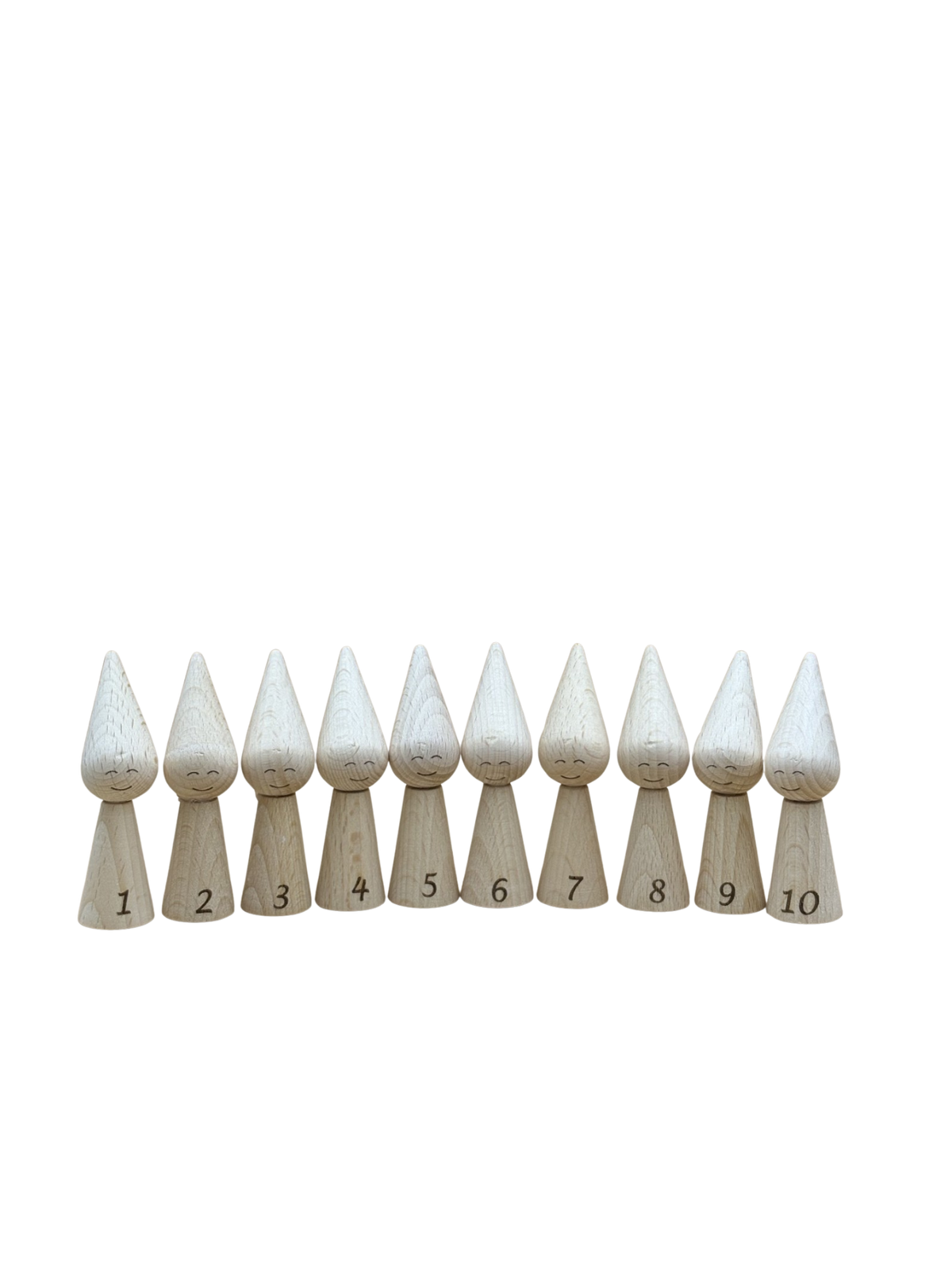 10 kleine onbeschilderde houten kabouters naast elkaar met een gelaserd lief gezichtje en de nummers 1 t/m 10 op hun buik. 